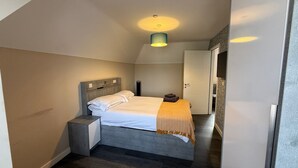 3 Schlafzimmer, Schreibtisch, Bügeleisen/Bügelbrett, Internetzugang