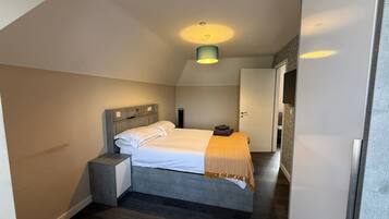 3 bedrooms, desk, iron/ironing board, internet