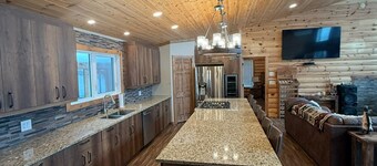 Adventure Awaits: Family Cottage on Dogtooth Lake by Rushing River Park-Kenora