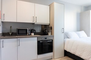 Iron/ironing board, Internet, bed sheets - Elegant Studio in Cheltenham (Cheltenham)