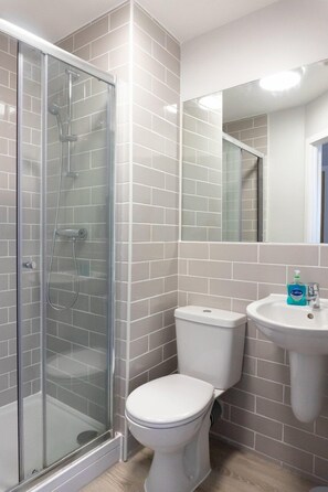 Shower, towels - Elegant Studio in Cheltenham (Cheltenham)