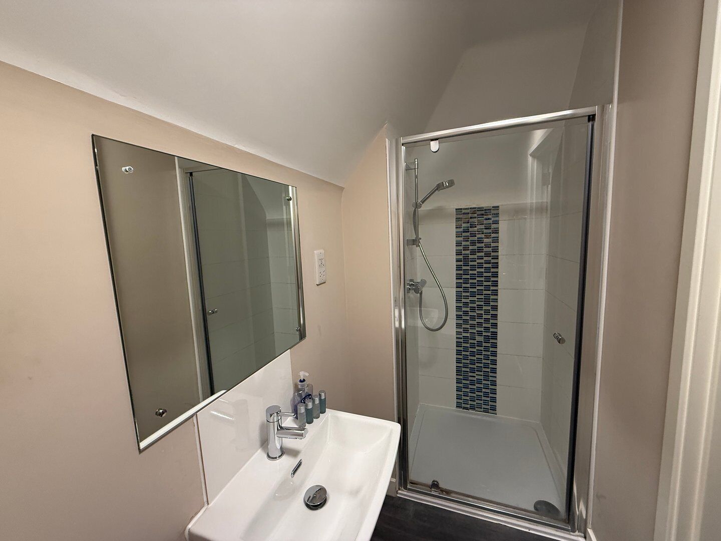 Dutxa, assecador de cabells i tovalloles 