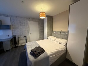 3 bedrooms, desk, iron/ironing board, Internet - Modern Egham Apartment for Six (London)