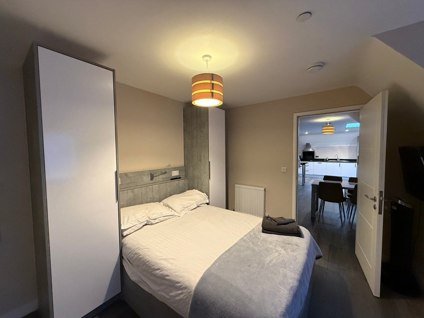 3 dormitorios, escritorio, tabla de planchar con plancha y Internet