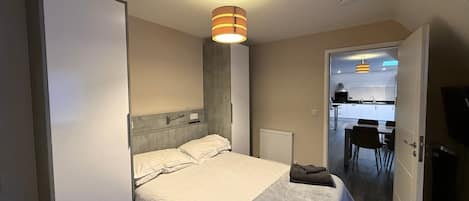 3 間睡房、書桌、熨斗/熨衫板、上網