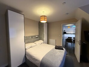 3 chambres, bureau, fer et planche à repasser, accès Internet