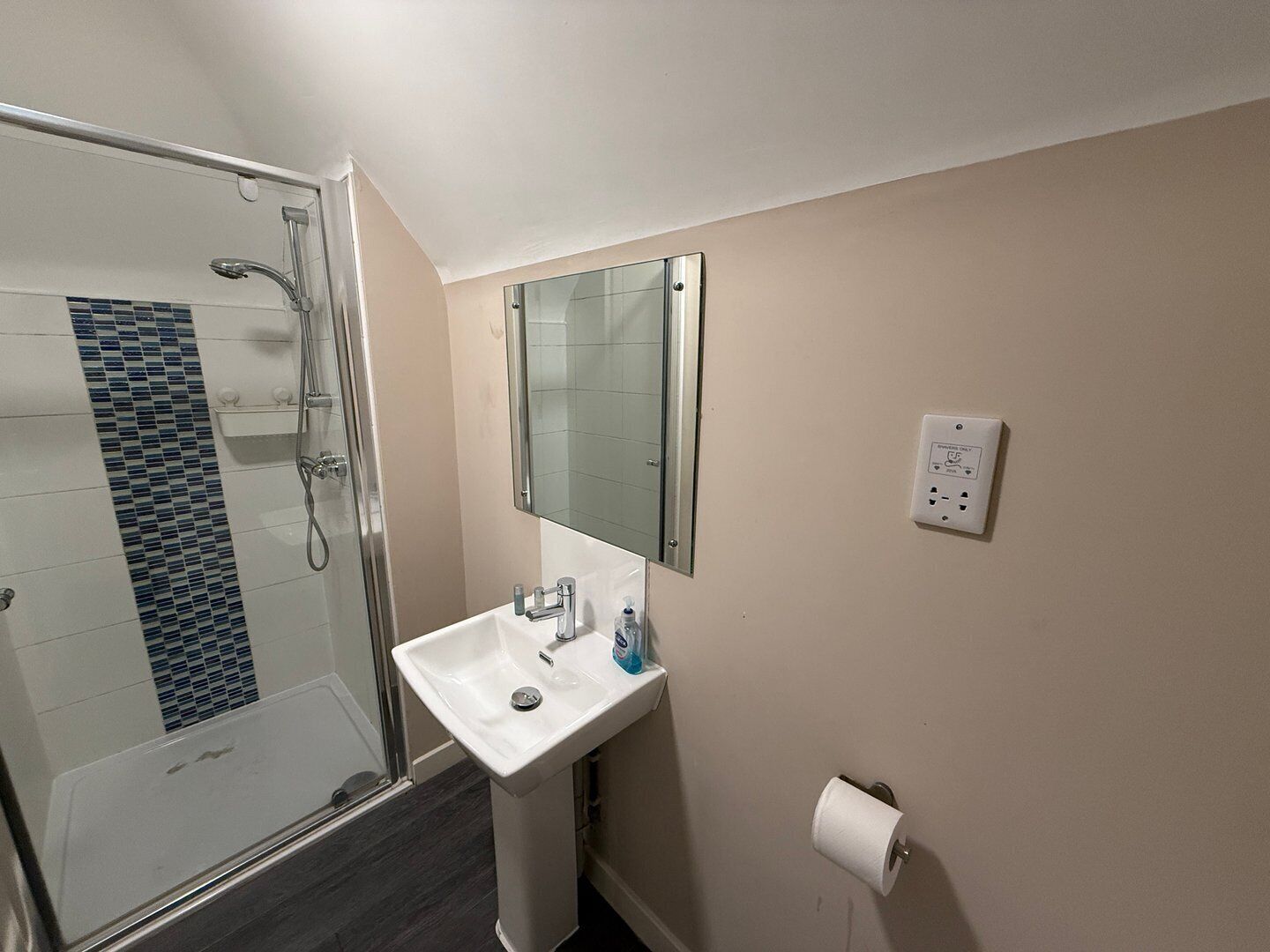 Ducha, secador de pelo y toallas