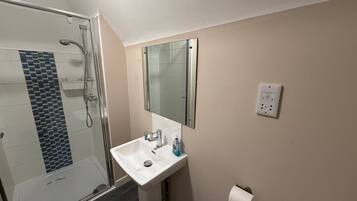 Ducha, secador de pelo y toallas