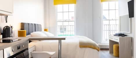 1 habitación, tabla de planchar con plancha, internet y ropa de cama