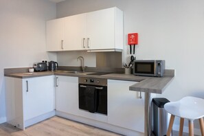 ثلاجة، ميكروويف، فرن، ماكينة لصنع القهوة/الشاي