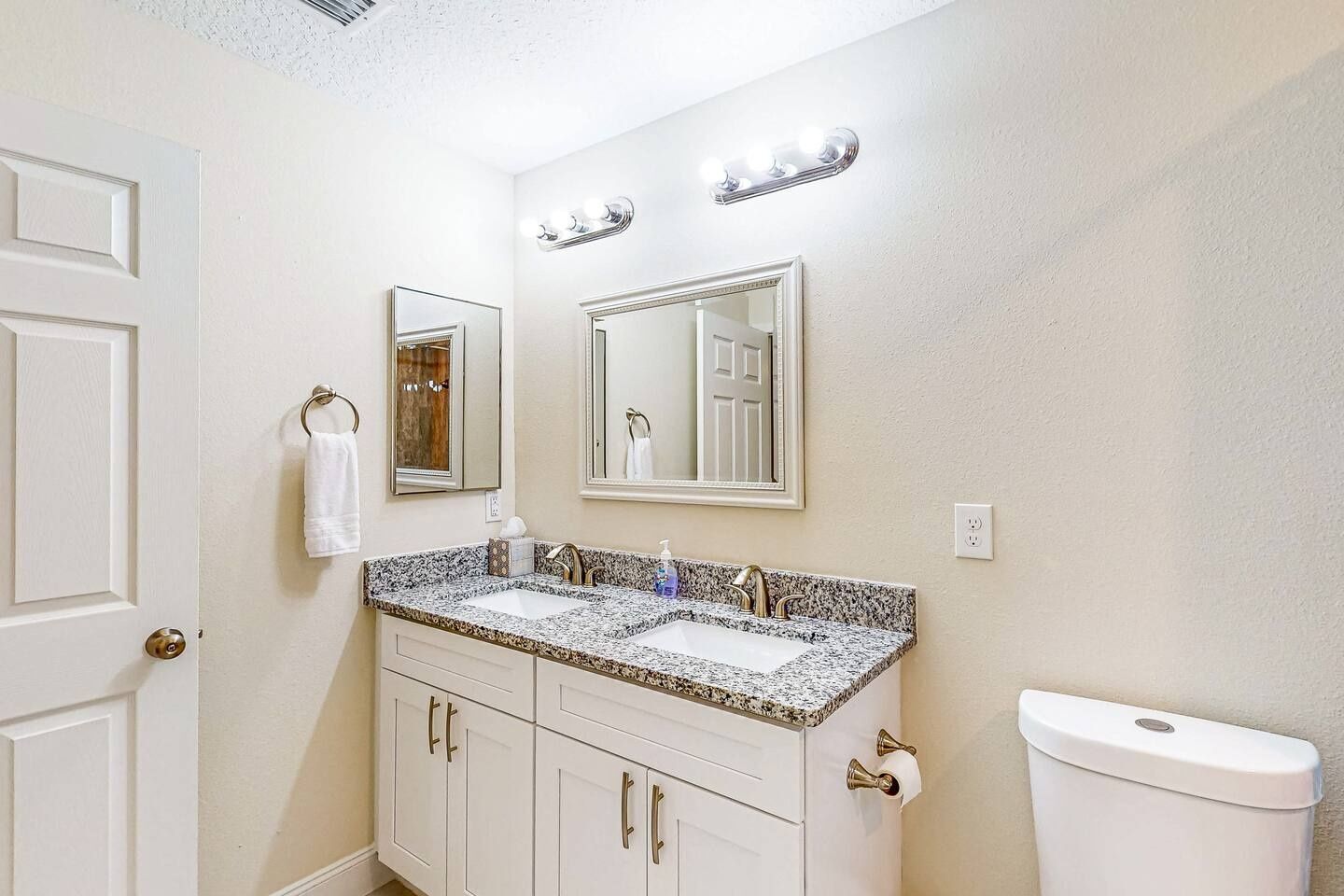 Secadora de cabello, toallas, jabón, shampoo 