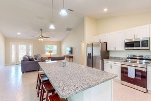 Fridge, microwave, oven, stovetop - Spacious Ocala Home Near Top Attractions (Ocala)