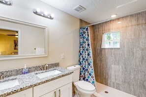 Hair dryer, towels, soap, shampoo - Spacious Ocala Home Near Top Attractions (Ocala)