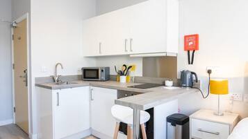 Fridge, microwave, oven, coffee/tea maker