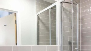 Douche, sèche-cheveux, serviettes fournies