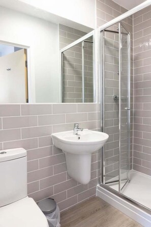 Shower, towels - Cosy Studio in Cheltenham (Cheltenham)