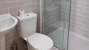 Shower, hair dryer, towels - Relaxing Retreat in Cheltenham (Cheltenham)