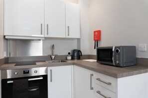 Kühlschrank, Mikrowelle, Ofen, Wasserkocher mit Kaffee-/Teezubehör
