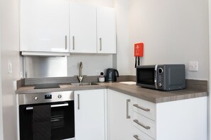 Kühlschrank, Mikrowelle, Ofen, Wasserkocher mit Kaffee-/Teezubehör