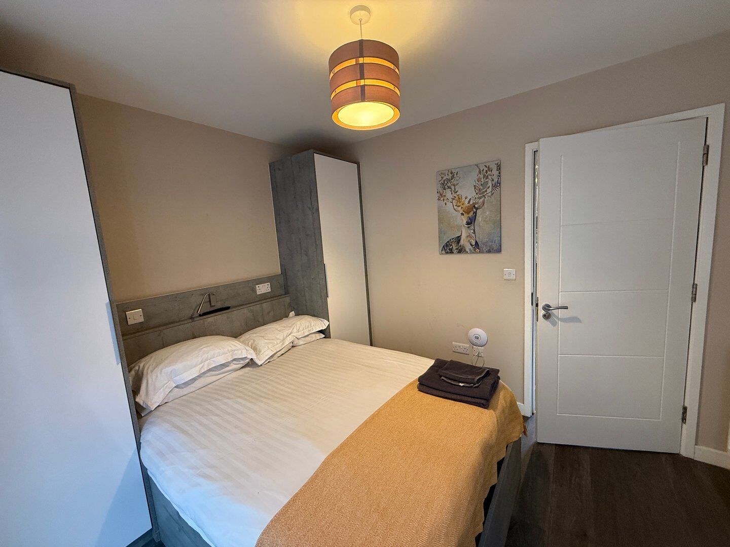 2 soverom, skrivebord, strykejern/-brett og internettilgang