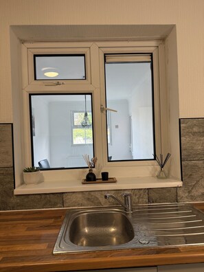 Interior - 3 BR Charming House For 5 - Long Stays Contractor Families Netflix Wifi Parking (Birmingham)