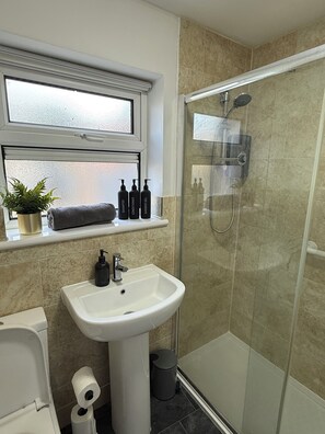 Towels, soap, toilet paper - 3 BR Charming House For 5 - Long Stays Contractor Families Netflix Wifi Parking (Birmingham)