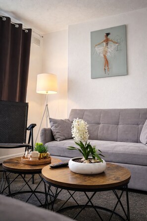 Living area - 3 BR Charming House For 5 - Long Stays Contractor Families Netflix Wifi Parking (Birmingham)