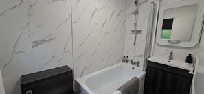 Hair dryer, towels, soap, shampoo -  
Comfy 1 bed in the idyllic village of Hemingford Grey (Hemingford Grey)