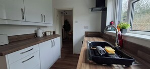 Fridge, microwave, oven, electric kettle -  
Comfy 1 bed in the idyllic village of Hemingford Grey (Hemingford Grey)
