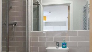 Shower, towels - Chic Studio in Cheltenham (Cheltenham)
