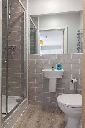 Shower, towels - Chic Studio in Cheltenham (Cheltenham)