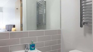 Shower, towels - Chic Studio in Cheltenham (Cheltenham)