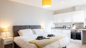 Iron/ironing board, internet, bed sheets - Chic Studio in Cheltenham (Cheltenham)