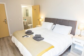 1 bedroom, iron/ironing board, Internet, bed sheets - Chic Studio in Cheltenham (Cheltenham)