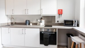 Coffee/tea maker, fridge, microwave, oven - Chic Studio in Cheltenham (Cheltenham)