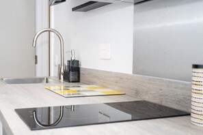 Fridge, microwave, oven, coffee/tea maker - Chic Studio in Cheltenham (Cheltenham)