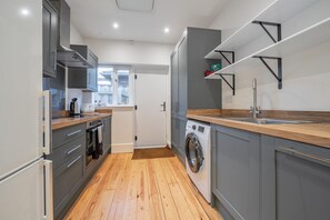 Fridge, microwave, oven, stovetop - Jeeves Hideaway - sleeps 2 guests  in 1 bedroom (Old Hunstanton)