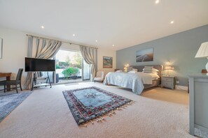 1 bedroom, iron/ironing board, travel crib, WiFi - Jeeves Hideaway - sleeps 2 guests  in 1 bedroom (Old Hunstanton)