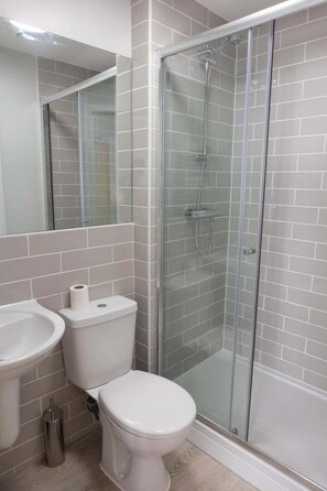 Shower, towels - Relaxing Retreat in Cheltenham (Cheltenham)