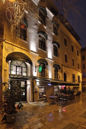 Outdoor dining - A Stylish Historic Stay in the Heart of Istanbul (İstanbul)