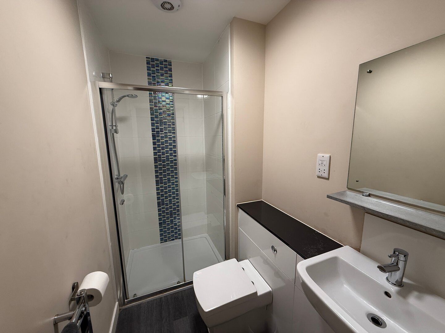 Dusj, hårføner og håndklær