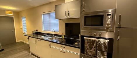 Kjøleskap, mikrobølgeovn, ovn og oppvaskmaskin