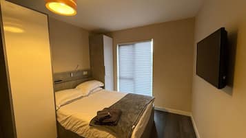 1 bedroom, desk, iron/ironing board, internet