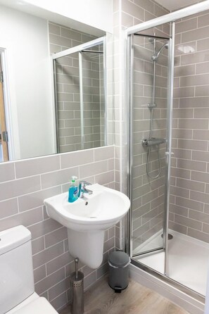 Shower, towels - Chic Studio in Cheltenham (Cheltenham)