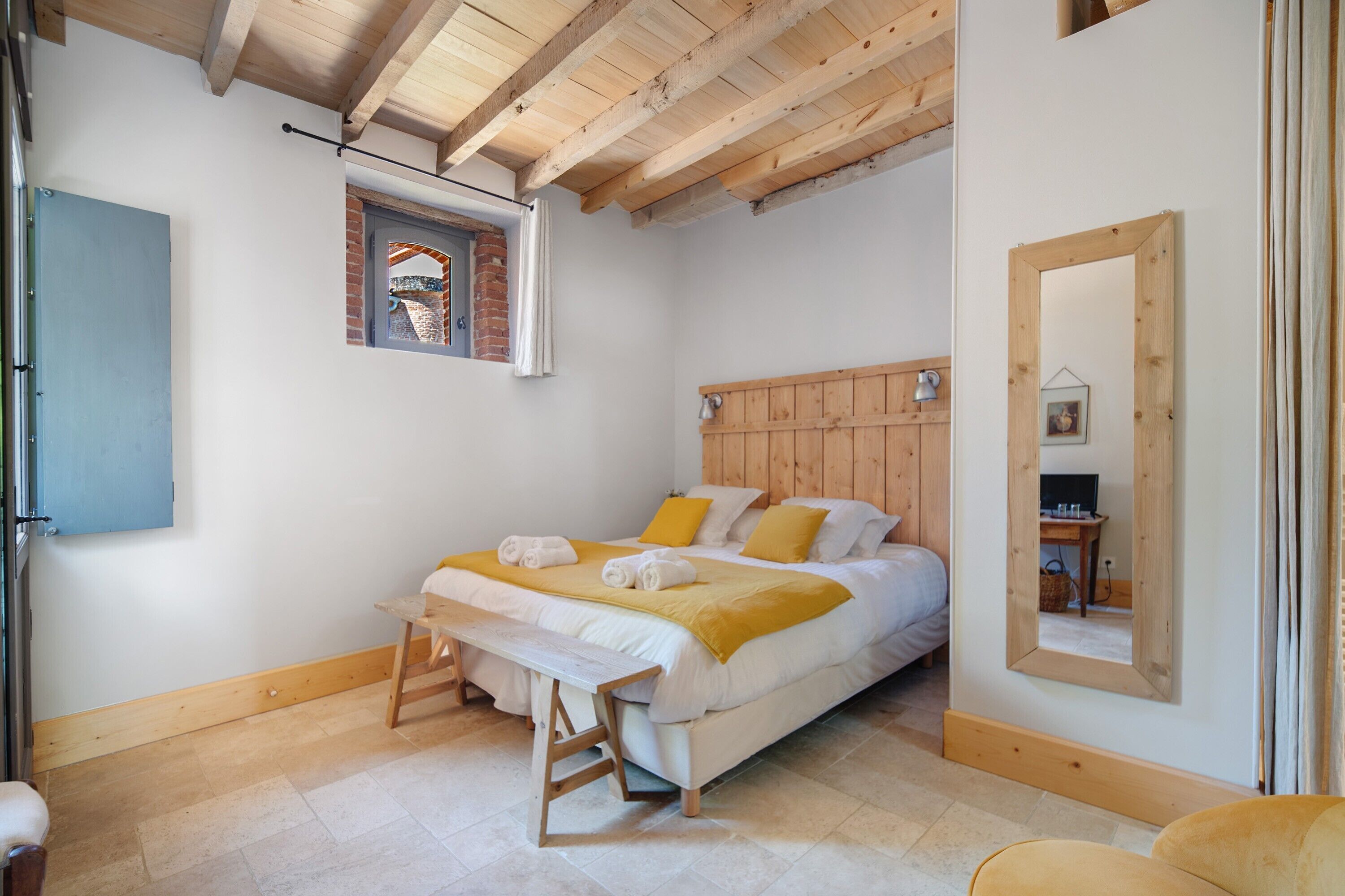 1 dormitorio, tabla de planchar con plancha, wifi y ropa de cama