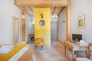 1 bedroom, iron/ironing board, WiFi, bed sheets - Bed and Breakfast 'Chambre Camille' with Shared Pool, Wi-Fi and Air Conditioning (Verfeil)