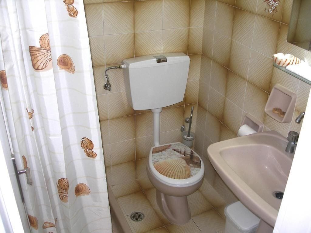 Chambre Double, balcon, vue ville | Salle de bain | Articles de toilette gratuits, sèche-cheveux, chaussons