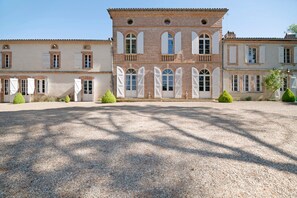 Exterior - Bed and Breakfast 'Chambre 'Les Bons Enfants'' with Shared Pool, Wi-Fi and Air Conditioning (Verfeil)