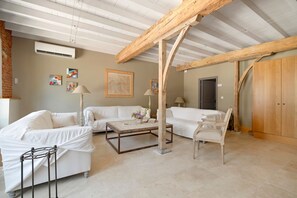 TV, table tennis - Bed and Breakfast 'Chambre 'Les Bons Enfants'' with Shared Pool, Wi-Fi and Air Conditioning (Verfeil)