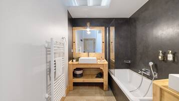 Een douche, een haardroger, handdoeken